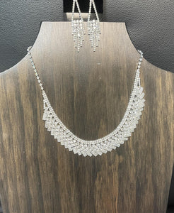 CLEAR-STONE NECKLACE