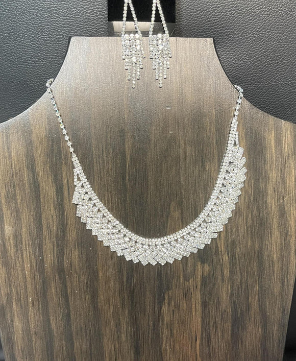 CLEAR-STONE NECKLACE
