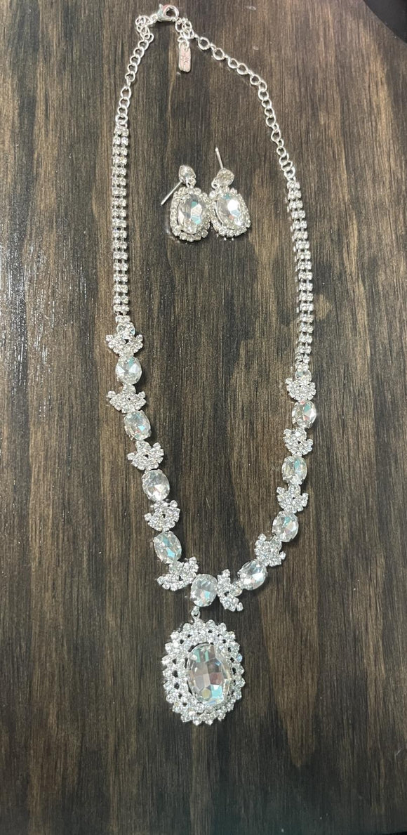 CLEAR-NECKLACE