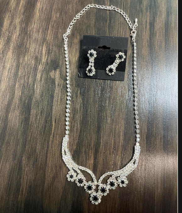 BLACK ELEGANT NECKLACE